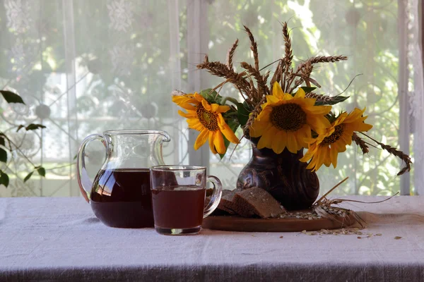 Boeket met zonnebloemen in een keramische vaas en Kvas (kvas) in een tr — Stockfoto