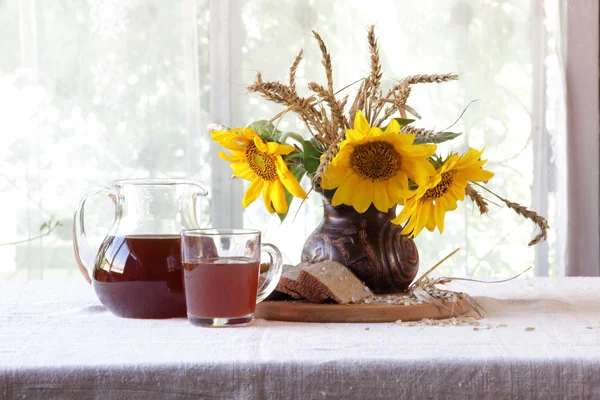 Kvas (kvas) en een boeket met zonnebloemen — Stockfoto