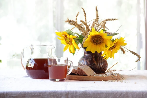 Kvas (kvas) en een boeket met zonnebloemen — Stockfoto