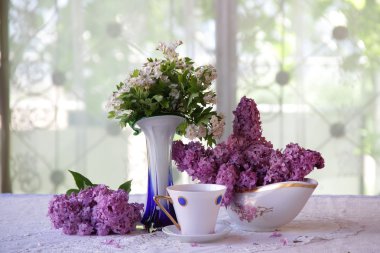 Çay ve Lila bir buket ile natürmort