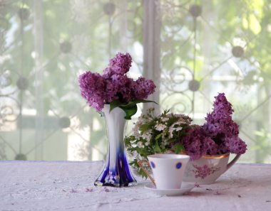 Çay ve Lila bir buket ile natürmort