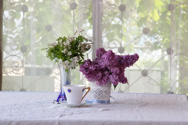 Bodegón con té y un ramo de lila — Foto de Stock