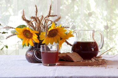 Kvas (kvas) çavdar Maya, ekmek ve ayçiçeği bir buket 