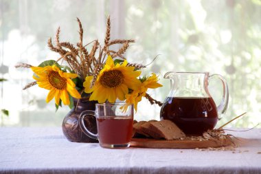 Kvas (kvas) çavdar Maya, ekmek ve ayçiçeği bir buket 