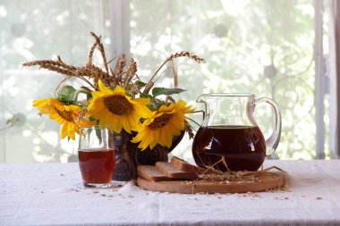 Kvas (kvas) şeffaf bir sürahi, çavdar ekmeği ve su bir buket