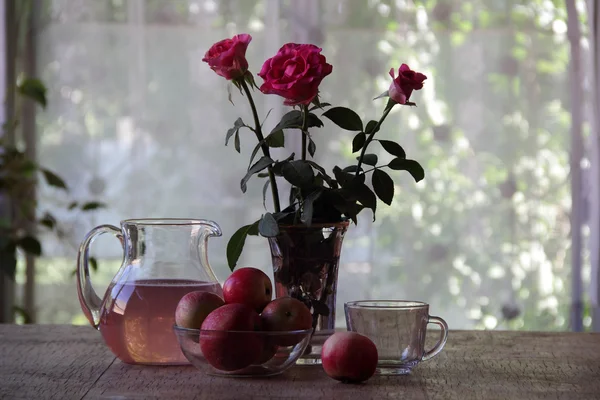 Compota de maçãs em um jarro transparente — Fotografia de Stock