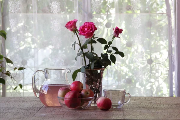 Натюрморт с яблоками, букет роз и яблочный компот — стоковое фото