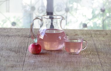 Bir apple ve şeffaf bir sürahi komposto ile natürmort