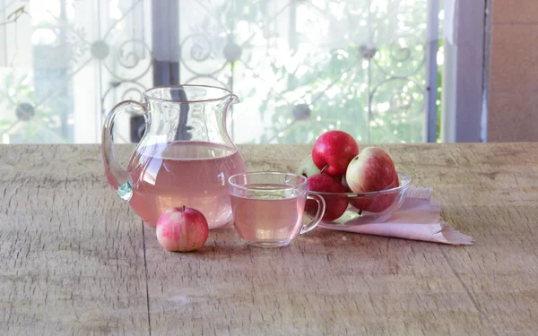 Stilleven met appels en compote in een transparante kruik — Stockfoto