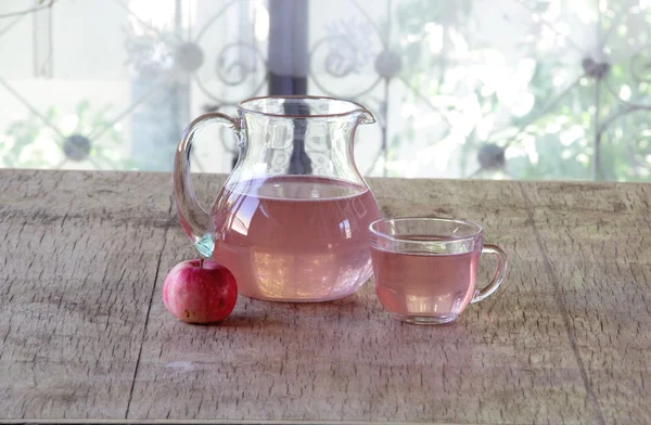 애플 나무 테이블에 투명 한 용기에 설탕에 절인 과일 — 스톡 사진