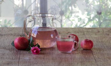 Bir sürahi taze elma kompostosu 