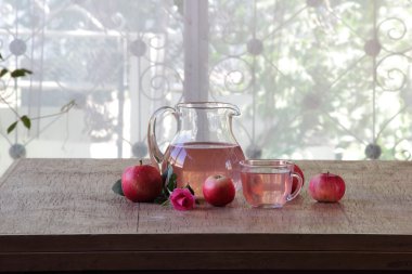 Taze elma ile natürmort, komposto şeffaf bir sürahi içinde ve bir