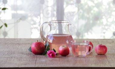 Elma kompostosu ve şeffaf bir sürahi ve taze elma