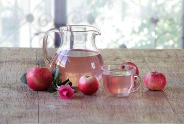 Elma kompostosu ve şeffaf bir sürahi ve taze elma