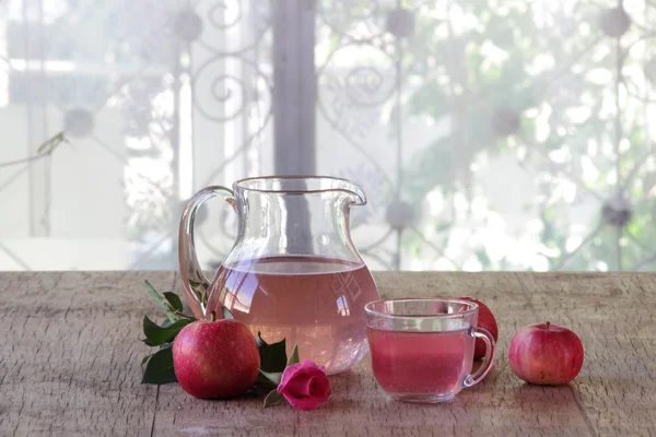 Bodegón con manzanas frescas, compota en una jarra transparente y un —  Fotos de Stock