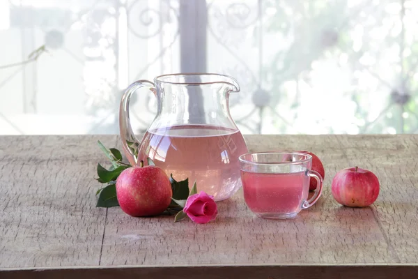 Compota de manzana en una jarra transparente, manzanas frescas y una rosa —  Fotos de Stock