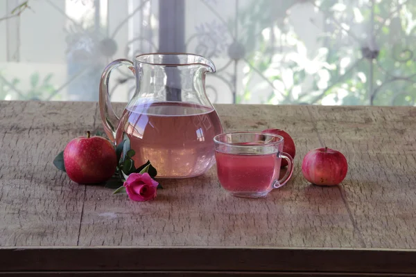 Compota de manzana en una jarra transparente, manzanas frescas y una rosa —  Fotos de Stock