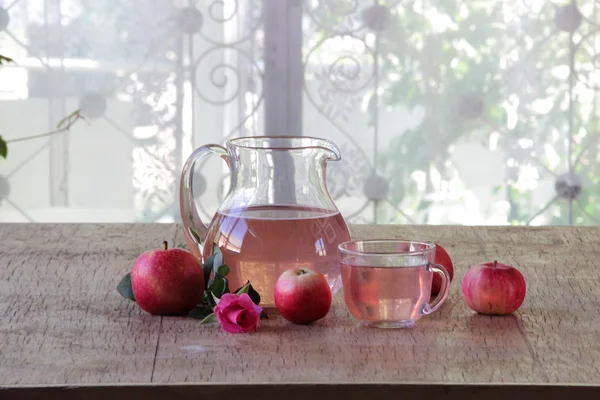 Натюрморт со свежими яблоками, компот в прозрачном кувшине и — стоковое фото