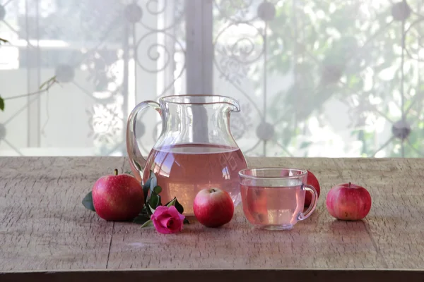 Натюрморт со свежими яблоками, компот в прозрачном кувшине и — стоковое фото