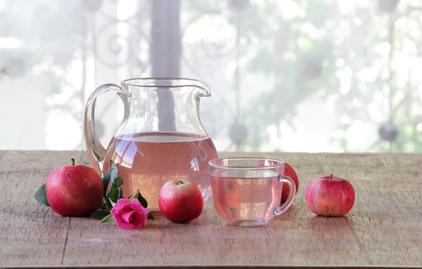Apple compote and a transparent jug and fresh apples — Stock Photo, Image