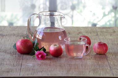 Şeffaf bir sürahi taze elma kompostosu