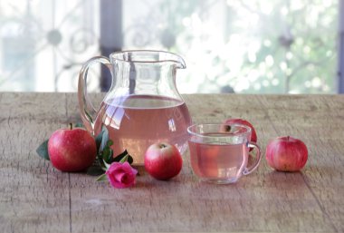 Şeffaf bir sürahi taze elma kompostosu