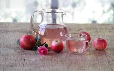 Şeffaf bir sürahi taze elma kompostosu