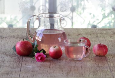 Şeffaf bir sürahi taze elma kompostosu