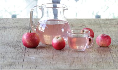 Şeffaf bir sürahi taze elma elma kompostosu 