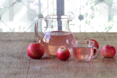 Şeffaf bir sürahi taze elma kompostosu