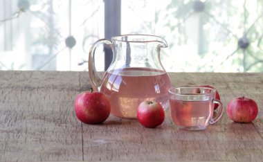 Şeffaf bir sürahi taze elma kompostosu