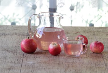 Şeffaf bir sürahi taze elma kompostosu