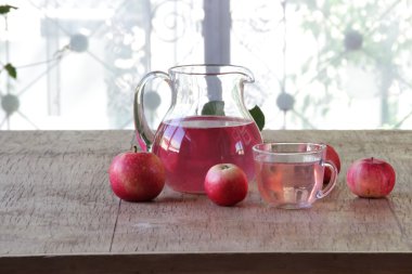 Şeffaf bir sürahi ve taze elma elma kompostosu