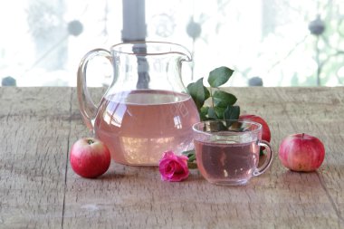 Elma kompostosu ve taze elma ve bir gül ile natürmort