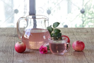 Elma kompostosu ve taze elma ve bir gül ile natürmort