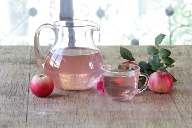 Elma kompostosu ve taze elma ve bir gül ile natürmort