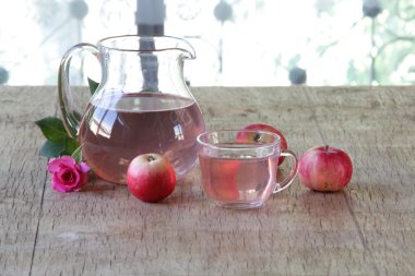 Elma kompostosu ve taze elma ve bir gül ile natürmort