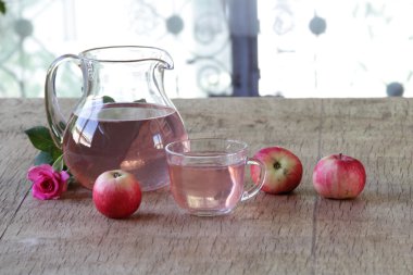 Elma kompostosu ve taze elma ve bir gül ile natürmort