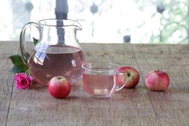 Elma kompostosu ve taze elma ve bir gül ile natürmort