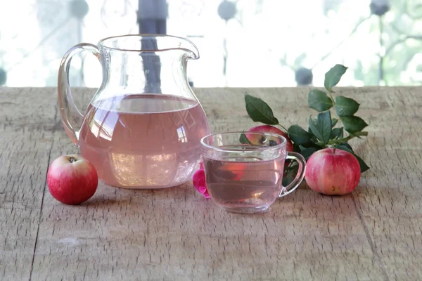 Apple dikomposisi dalam kendi transparan baik apel segar dan mawar — Stok Foto