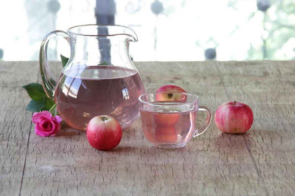 Compota de manzana en una jarra transparente de manzanas frescas y una rosa —  Fotos de Stock