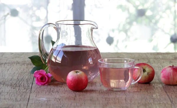 Elma kompostosu ve taze elma ve bir gül ile natürmort