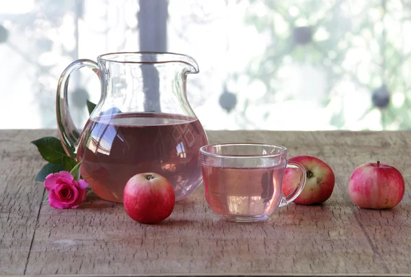 Stillleben mit Apfelkompott und frischen Äpfeln und einer Rose — Stockfoto