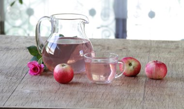 Elma kompostosu ve taze elma ve bir gül ile natürmort