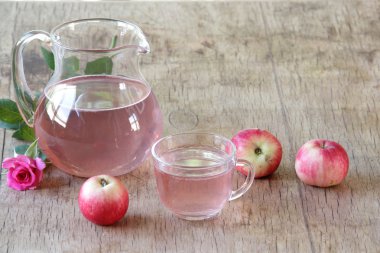 Elma kompostosu ve taze elma ve bir gül ile natürmort