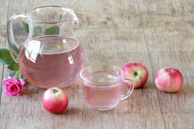 Elma kompostosu ve taze elma ve bir gül ile natürmort