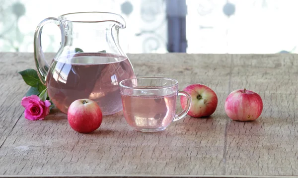 Masih hidup dengan apel komposit dan apel segar dan mawar — Stok Foto