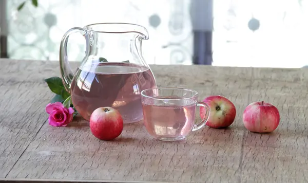 Elma kompostosu ve taze elma ve bir gül ile natürmort
