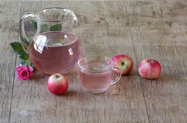 Elma kompostosu ve taze elma ve bir gül ile natürmort