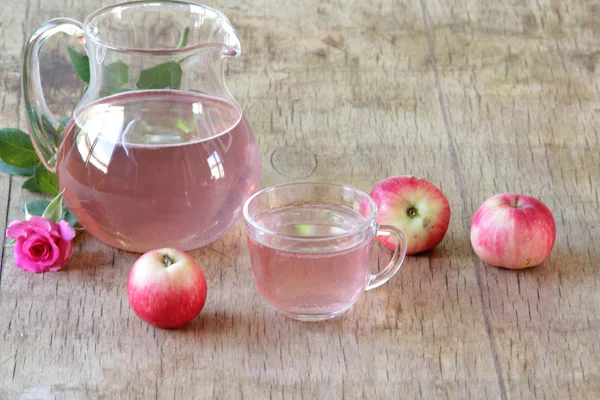 Elma kompostosu ve taze elma ve bir gül ile natürmort